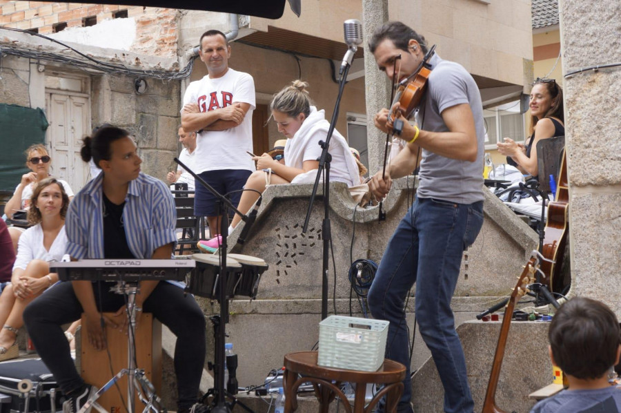 La Rúa dos Viños de Portonovo celebra un concierto solidario a beneficio de la AECC