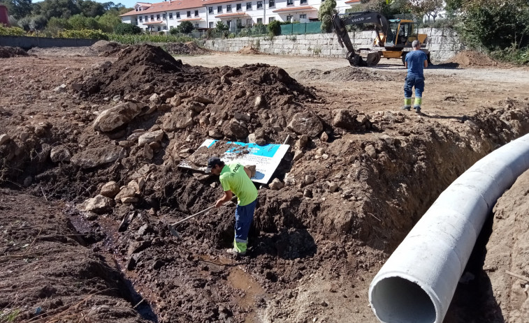 ​Iniciadas las obras para asfaltar un parking disuasorio en Abesadas-Cubeliños, en Ribeira, y canalizar un regato