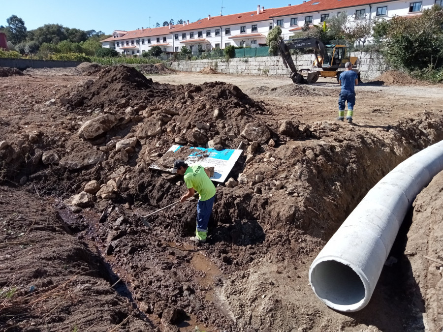 ​Iniciadas las obras para asfaltar un parking disuasorio en Abesadas-Cubeliños, en Ribeira, y canalizar un regato