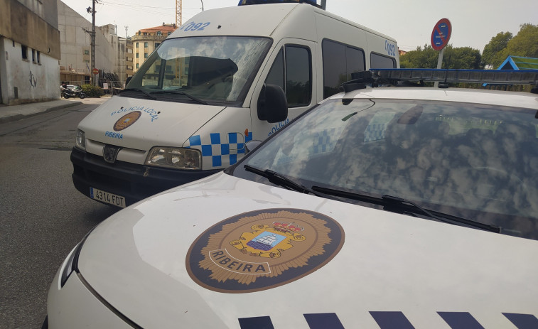 ​La Policía Local de Ribeira intercepta en un control de documentación a un conductor con el carnet caducado