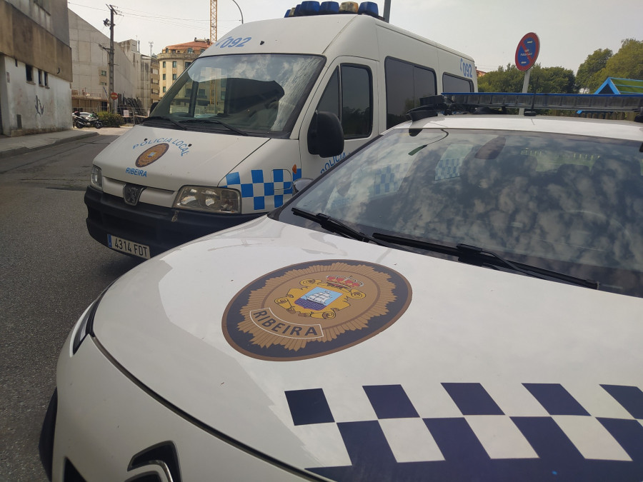 ​La Policía Local de Ribeira intercepta en un control de documentación a un conductor con el carnet caducado