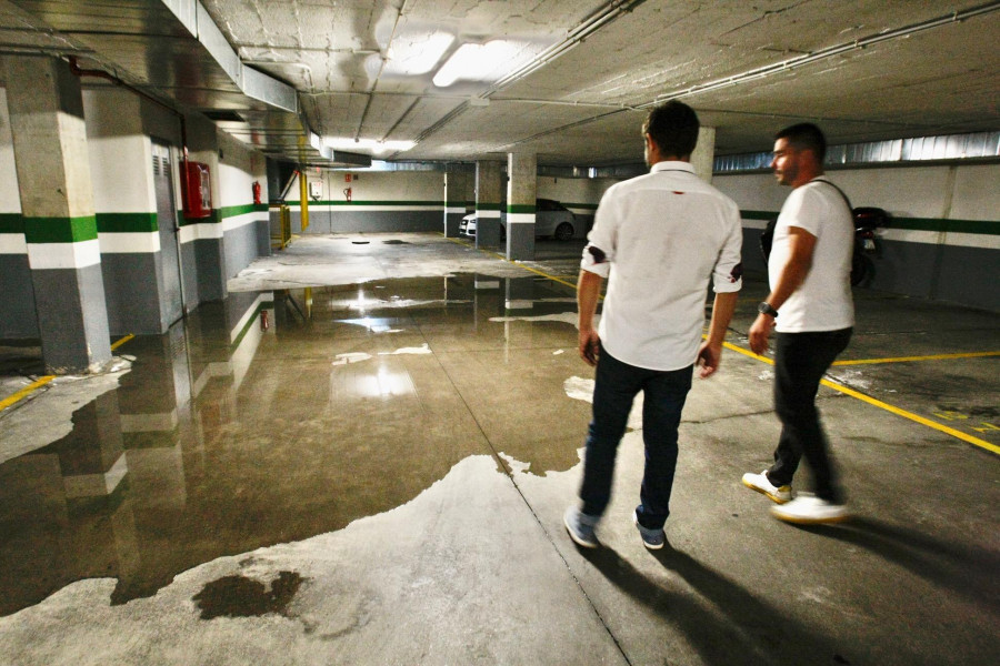 Vecinos de un edificio claman tras meses con el garaje inundado de gasoil
