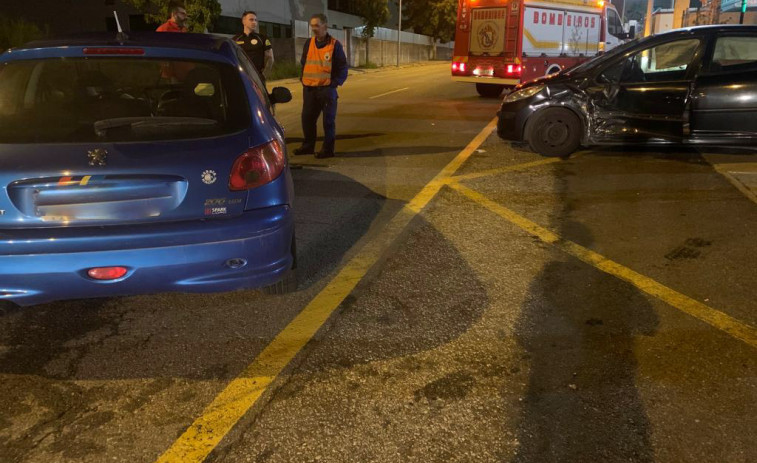 Heridas tres mujeres en un accidente de tráfico entre dos Peugeot 206 en el polígono industrial de Espiñeira, en Boiro