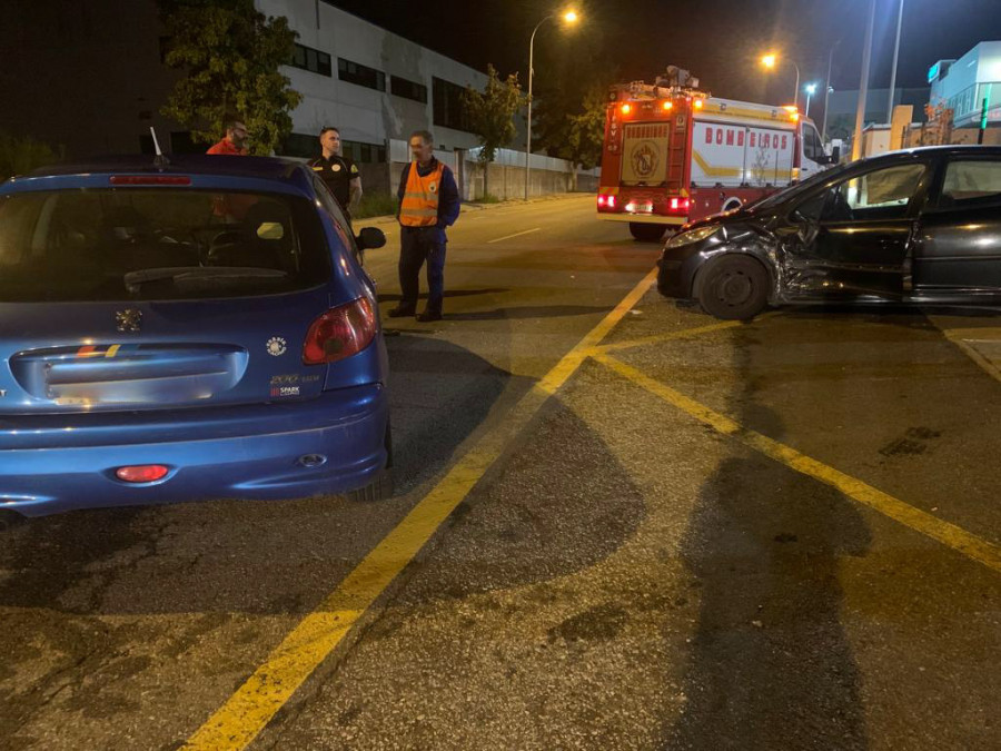 Heridas tres mujeres en un accidente de tráfico entre dos Peugeot 206 en el polígono industrial de Espiñeira, en Boiro