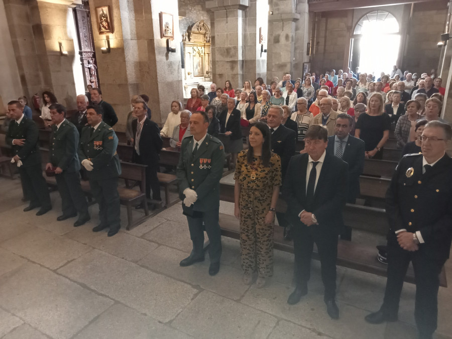 La Patrulla Fiscal de la Guardia Civil celebra el Día del Pilar rodeado de la sociedad de Ribeira