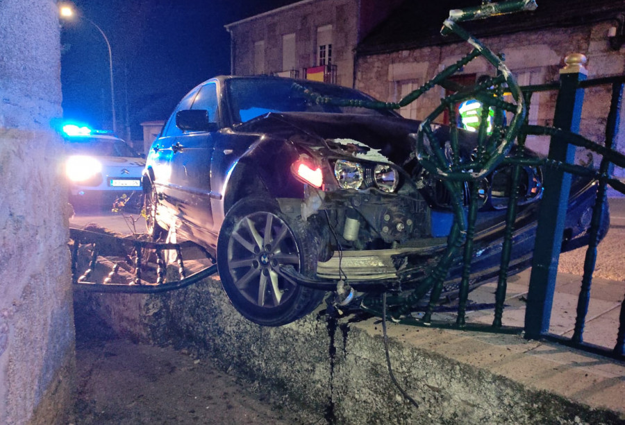 Se dan a la fuga a pie tras un accidente con daños en la Avenida de Ferrol, junto la capilla de Los Remedios, en Ribeira