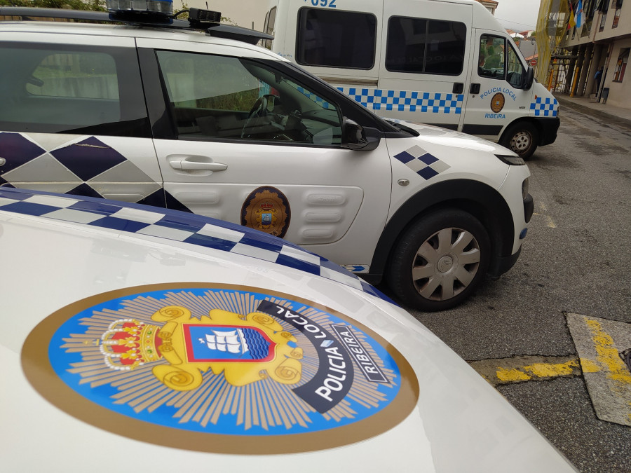 ​Denunciado y retirado de la vía en Ribeira un coche al descubrirse en un control que carece de seguro obligatorio