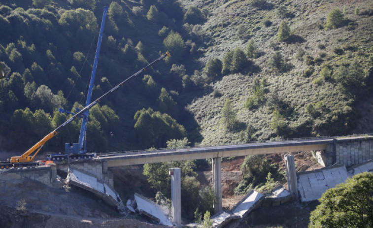 Transportes asegura que el próximo verano estará reconstruido uno de los viaductos de la A-6, que evitará el desvío
