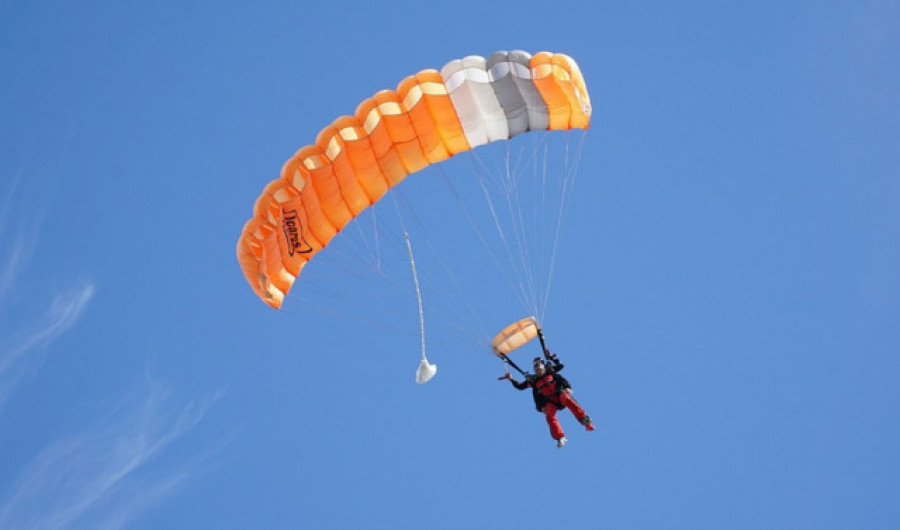 Muere un paracaidista al estrellarse en Sevilla