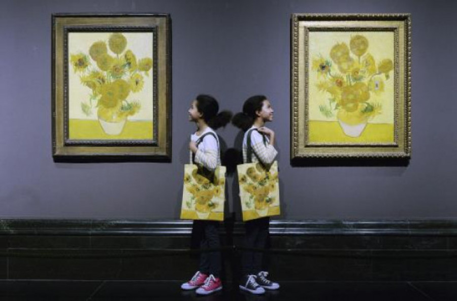 "Los Girasoles" de Van Gogh, atacados con varios botes de sopa de tomate