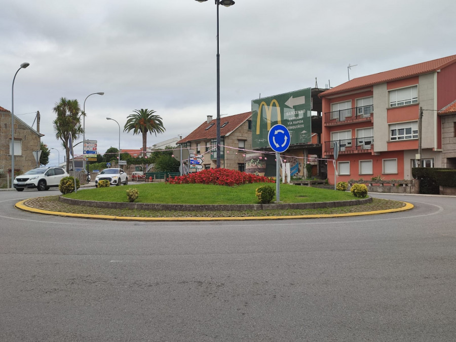 La AECC de Sanxenxo decora las rotondas con lazos rosa para conmemorar el día contra el cáncer de mama