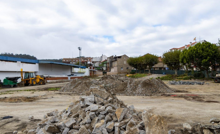 Las obras de humanización de la plaza de Vilalonga avanzan con la retirada del pavimento