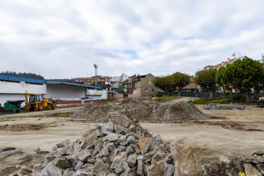 Las obras de humanización de la plaza de Vilalonga avanzan con la retirada del pavimento