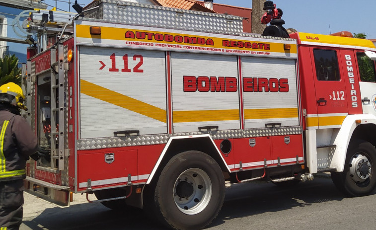 El humo generado por una tartera olvidada al fuego alertó a vecinos de la Avenida das Carolinas, en Ribeira