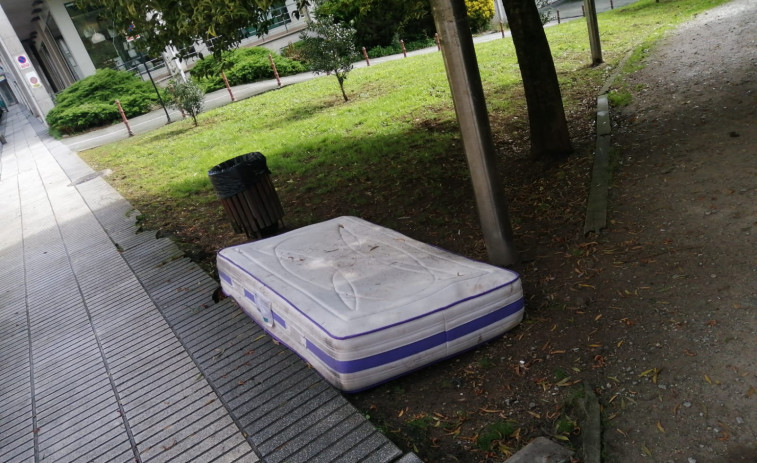 ¿Qué hace un colchón tirado en el parque de A Coca de Vilagarcía?