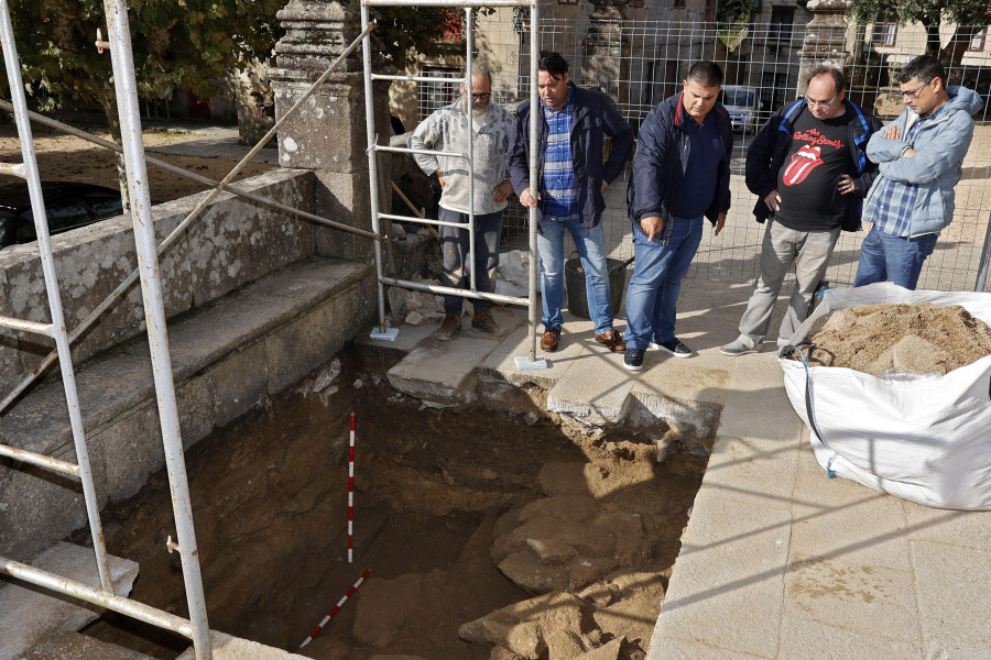 Aparecen restos de la estructura original de la escalinata de Fefiñáns que podrían avalar su reconstrucción histórica