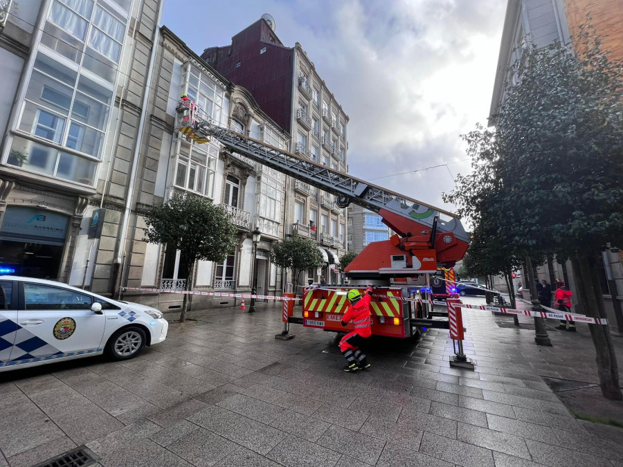 Elementos de una fachada se desprenden en Castelao