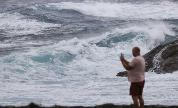 Activan la alerta naranja por un temporal costero a última hora del jueves en A Coruña y Lugo