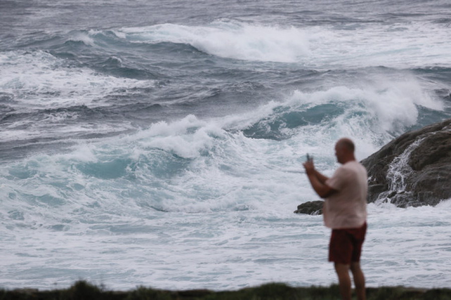 Activan la alerta naranja por un temporal costero a última hora del jueves en A Coruña y Lugo