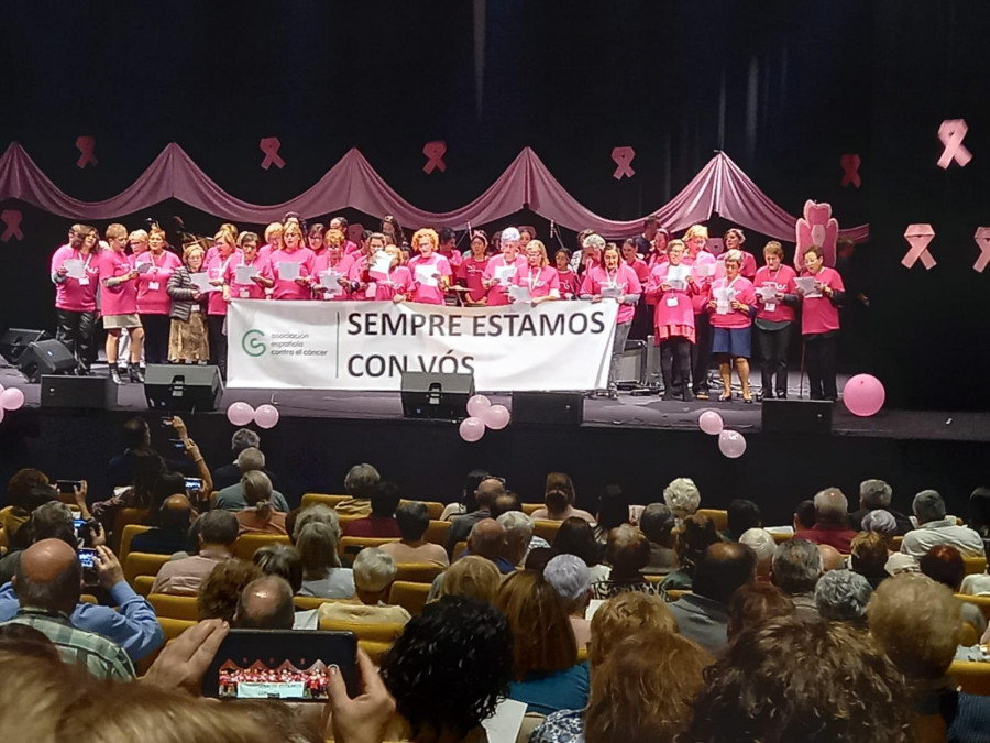 O Grove se vuelca en la lucha contra el cáncer de mama con un lleno en el festival “Por Elas”