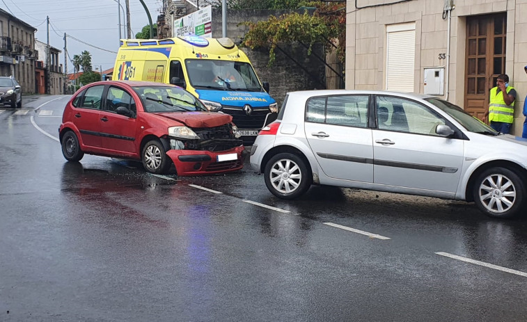 Una mujer resulta herida en una colisión por alcance entre dos coches en Cambados