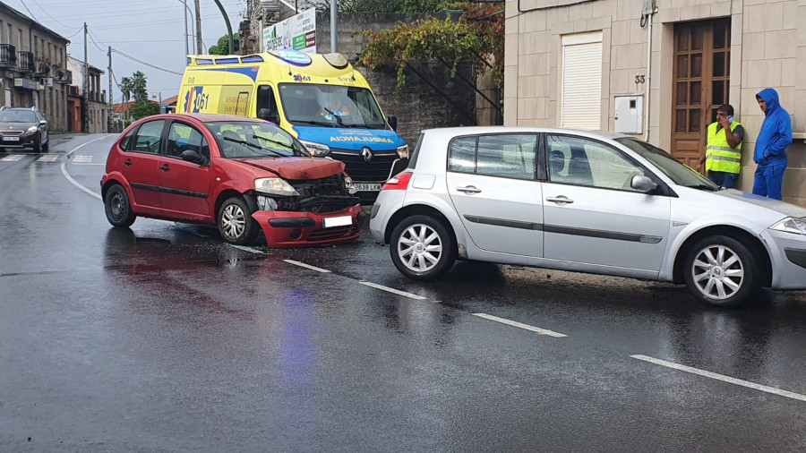 Una mujer resulta herida en una colisión por alcance entre dos coches en Cambados