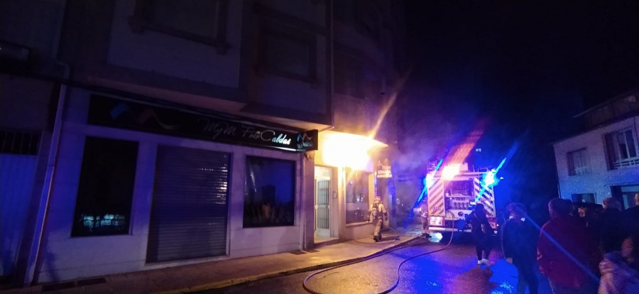 Un incendio en un bar obliga a desalojar a una decena de vecinos de un edificio en Caldas