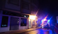 Un incendio en un bar obliga a desalojar a una decena de vecinos de un edificio en Caldas