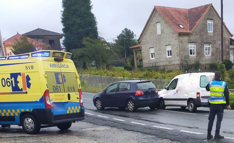 Tres jóvenes resultan heridos en dos accidentes de tráfico que se registraron en Rianxo y Ribeira