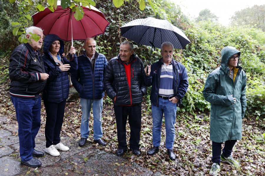 Protesta en A Coca contra el estado de una finca con ratas que “comen cestas de avellanas”