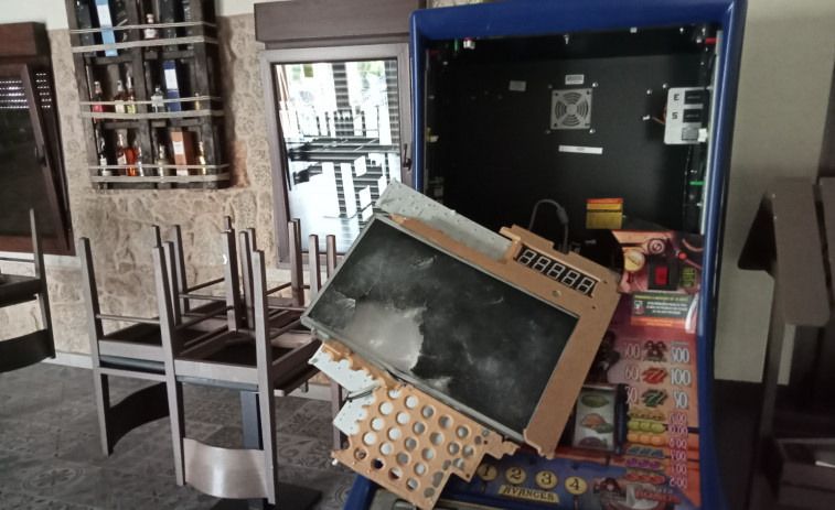 El robo en un céntrico restaurante de Ribeira eleva la preocupación entre los empresarios del sector