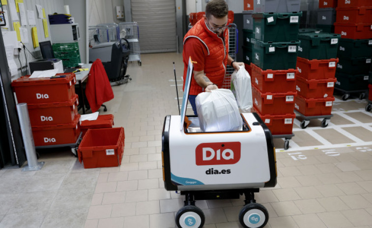 Los robots inician un reparto pionero de la compra a domicilio