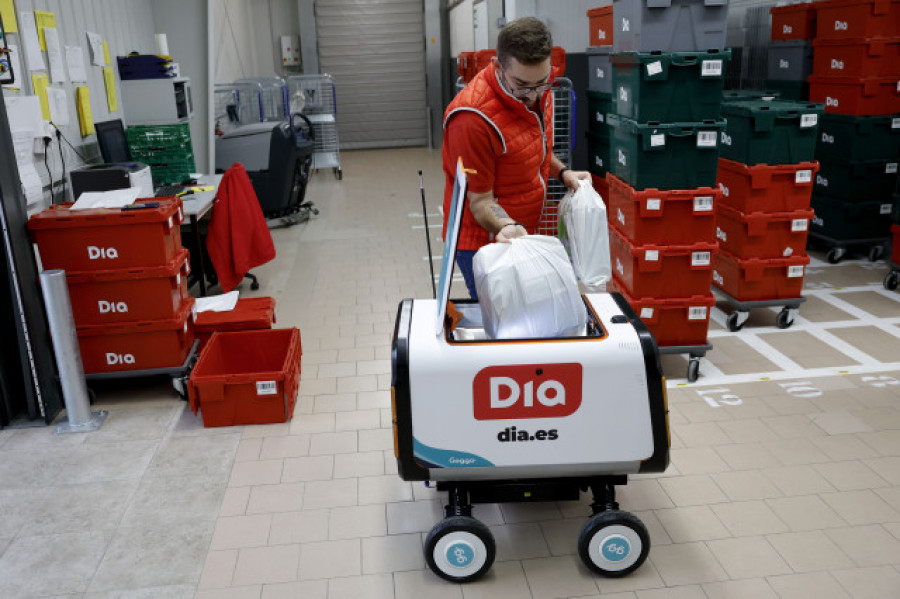 Los robots inician un reparto pionero de la compra a domicilio