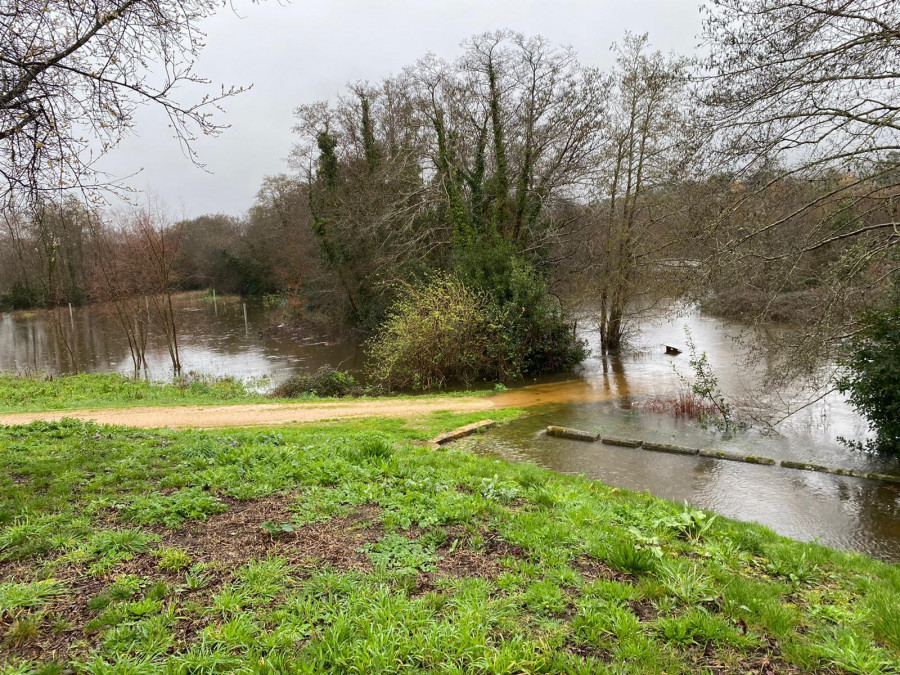 Demandan a Augas de Galicia medidas con el puente al inicio de la senda del río Arlés para evitar inundaciones