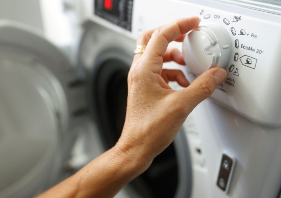 El precio de la luz se mantiene estable este lunes en los 10 euros y tendrá nueve horas de coste cero
