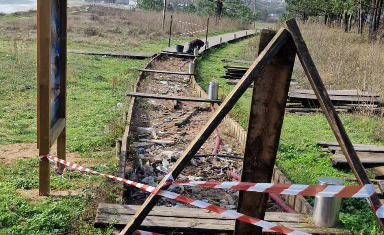Arrancan los trabajos para la renovación integral de la pasarela de madera del paseo de Coroso, en Ribeira