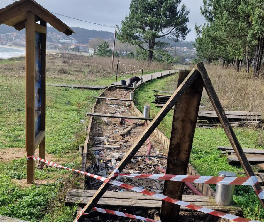 Arrancan los trabajos para la renovación integral de la pasarela de madera del paseo de Coroso, en Ribeira