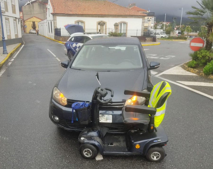 Un octogenario que iba en un vehículo de movilidad reducida resulta herido al ser arrollado en A Pobra