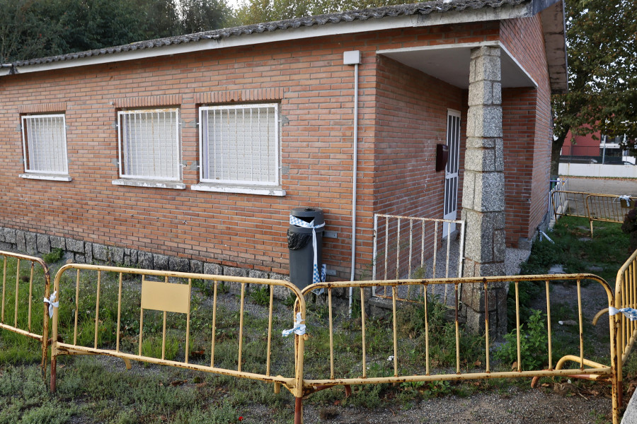 La Xunta arreglará ventanas y baños en el colegio de Carril, pero no la caseta del conserje