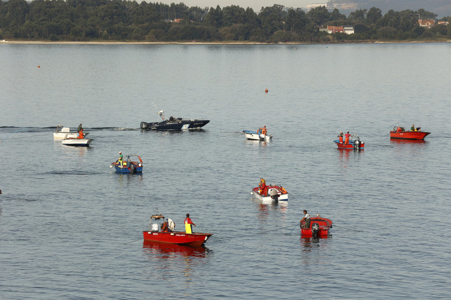 El PSOE vuelve a insistir en O Hórreo en el pago de las ayudas al libre marisqueo