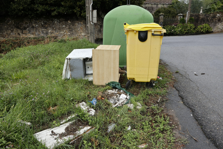 El Concello activa una campaña para erradicar el abandono de voluminosos