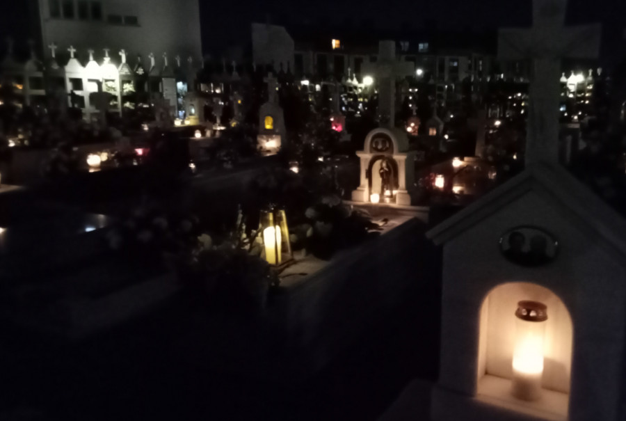 Los cementerios de O Barbanza se llenan de gente, de flores, de luz de las velas y de recuerdos