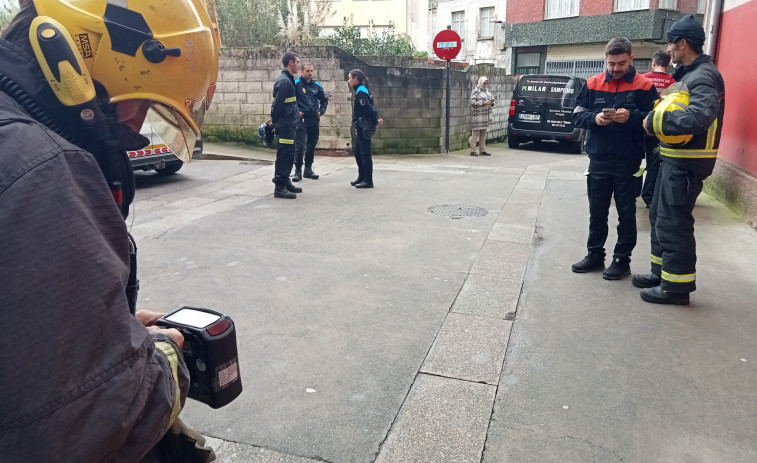 Un aviso por un fuerte olor a gas en la Rúa Pérez Galdós de Ribeira movilizó a un amplio dispositivo