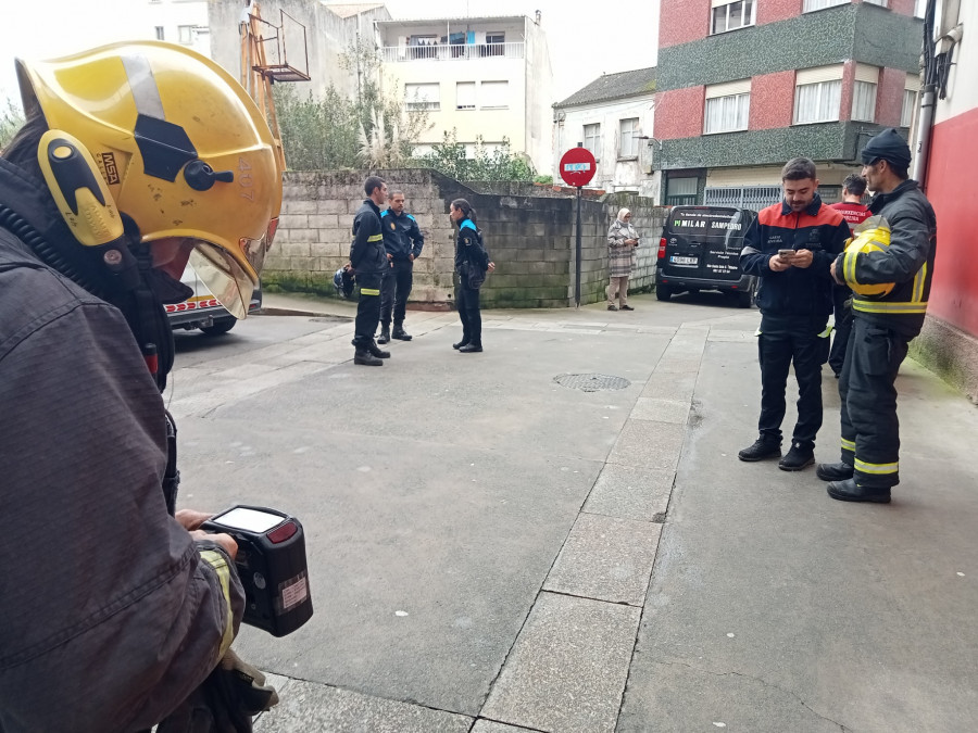 Un aviso por un fuerte olor a gas en la Rúa Pérez Galdós de Ribeira movilizó a un amplio dispositivo