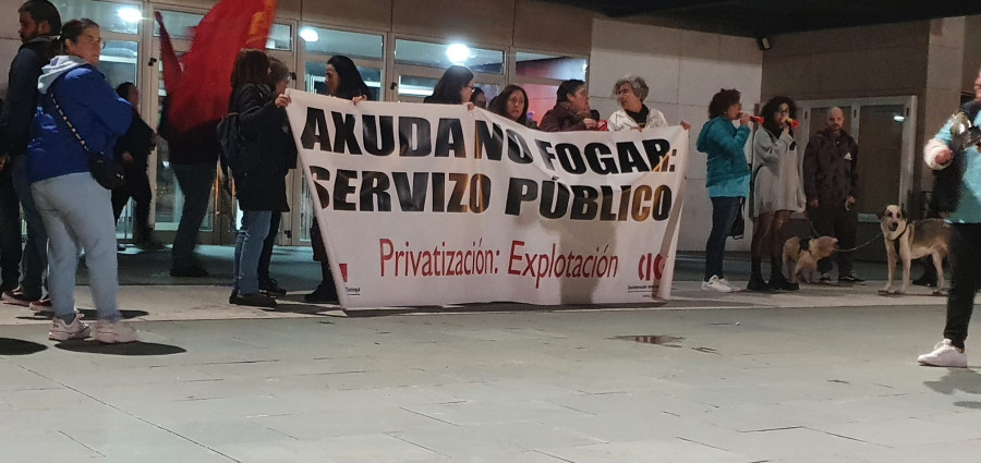 Empleadas del Servizo de Axuda no Fogar de Boiro protestan contra la privatización y reclaman un convenio digno