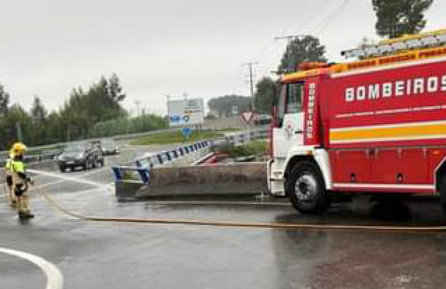 Una mancha de gasóleo se extendió a lo largo de cuatro kilómetros de la AC-305 entre Taragoña y Boiro