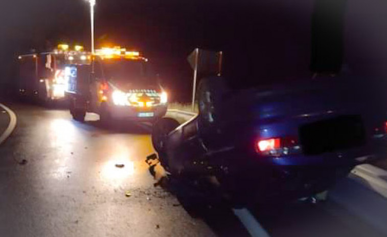 Herido un joven tras volcar su coche en la Autovía do Barbanza, a la altura de la salida de Taragoña