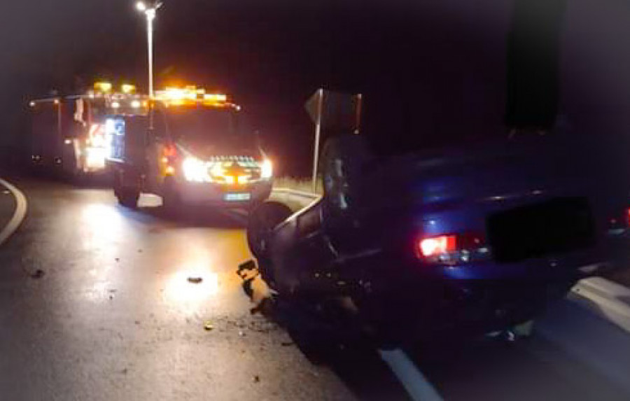 Herido un joven tras volcar su coche en la Autovía do Barbanza, a la altura de la salida de Taragoña