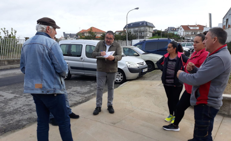 Lino Mouriño recoge en Vilaxoán la lista de demandas históricas realizada por los vecinos