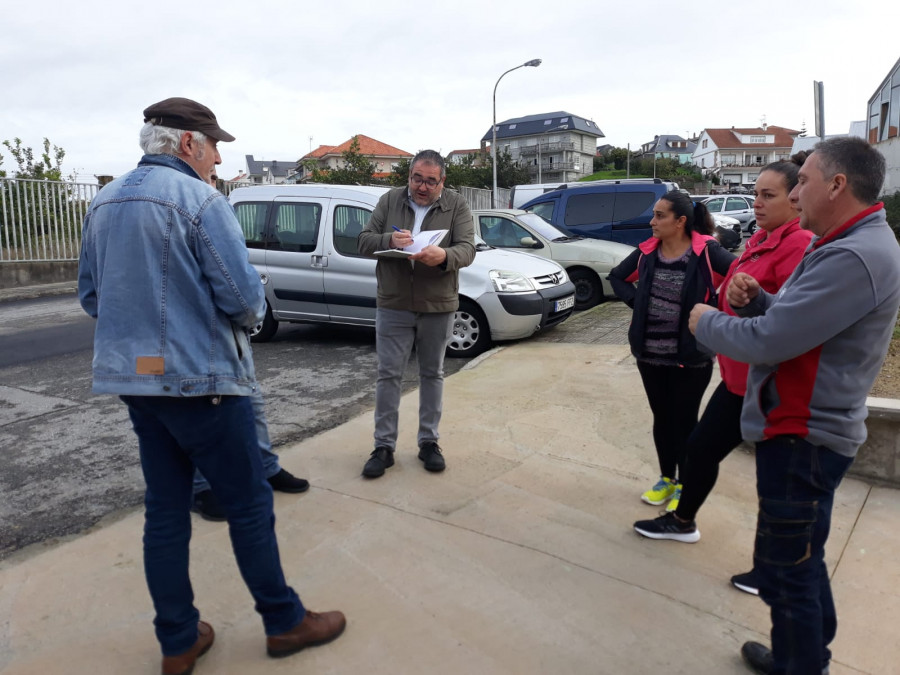 Lino Mouriño recoge en Vilaxoán la lista de demandas históricas realizada por los vecinos